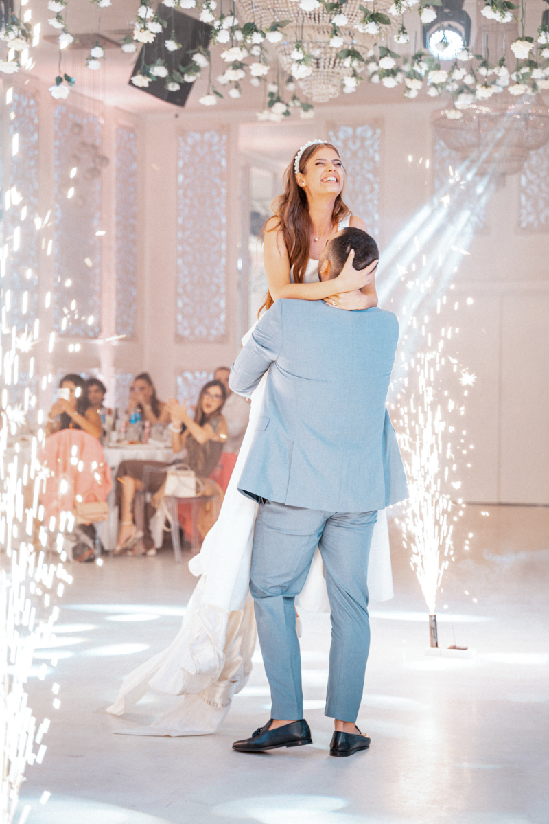 Младоженец вдига булката по време на първия им сватбен танц с фойерверки | Groom lifting the bride during their first wedding dance with fireworks